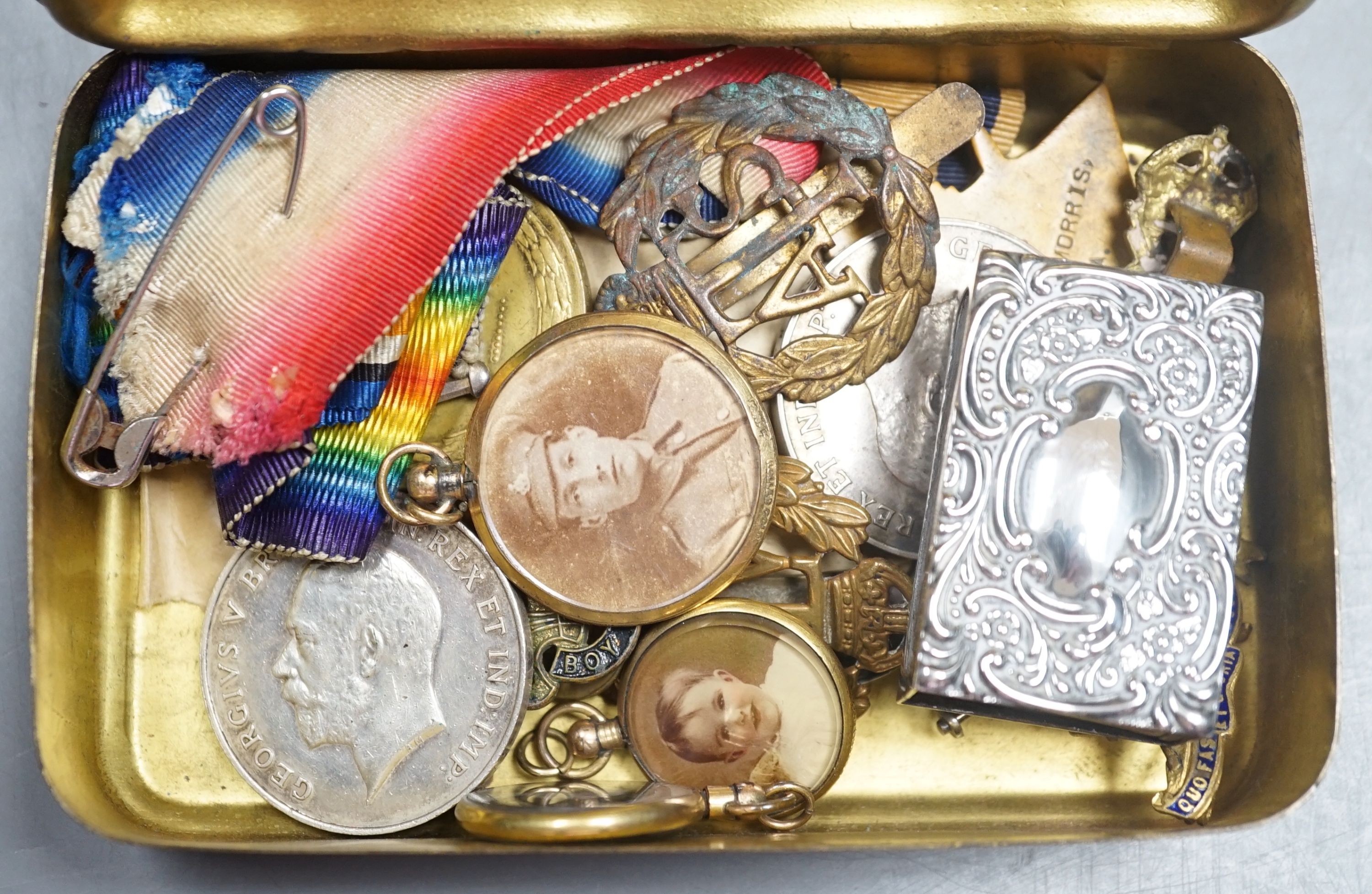 A WW1 trio to 323 Gnr. R. T. Morris RFA, two single WW1 medals one to Pte. S. Read R. Sussex, cap badges and assorted coinage including 1821, 1887 crowns, 1887 half crown, etc.